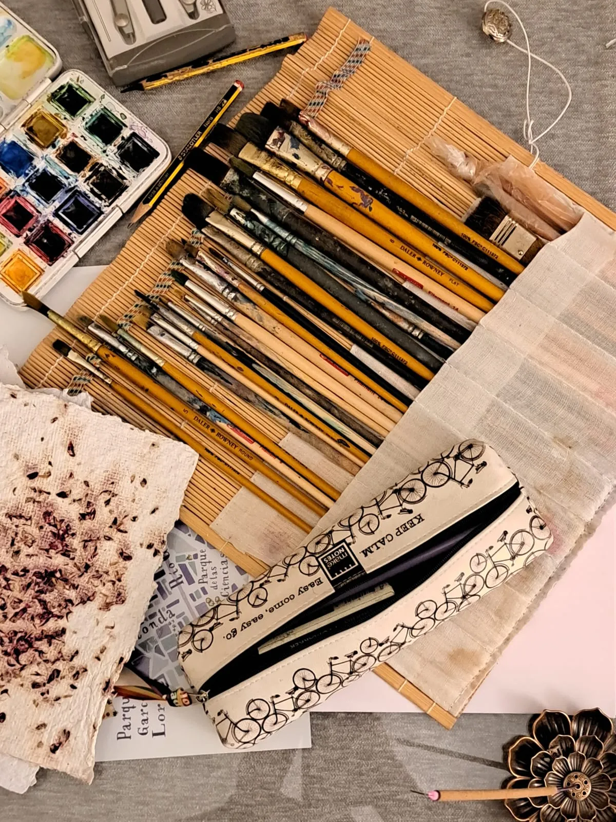 Pinceles, pintura, un estuche y un lienzo donde explorar.